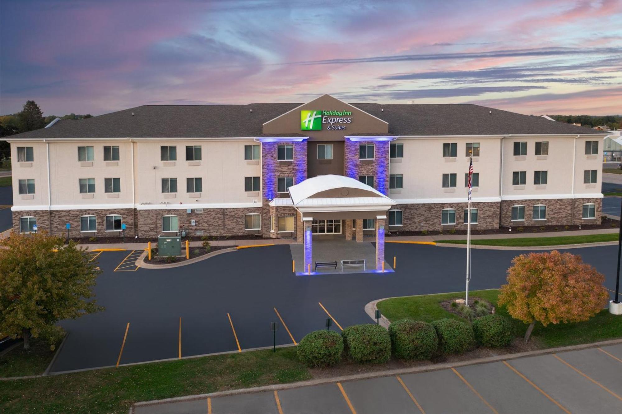 Holiday Inn Express & Suites Clinton, An Ihg Hotel Exterior photo