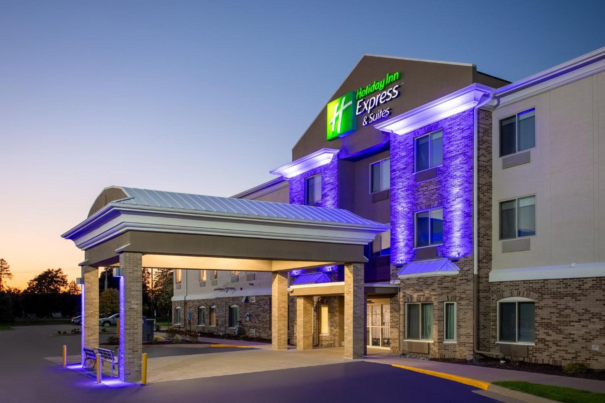 Holiday Inn Express & Suites Clinton, An Ihg Hotel Exterior photo